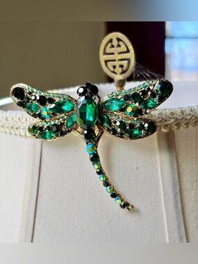 Large Emerald Dragonfly Crystal Brooch - Green Gold Tone. Big sparkle.